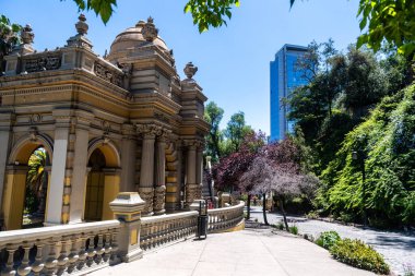 Santiago, Şili - 14 Ocak 2024. Santiago 'nun merkezindeki St. Lucia Hill' deki Neptune Çeşmesi yakınlarında tarihi bir bina..