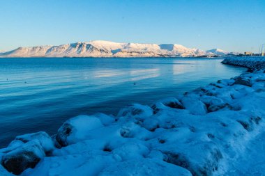 Reykjavik, İzlanda - 6 Ocak 2025. İzlanda 'nın başkenti Reykjavik' in donmuş liman bölgesine bakan dış manzara.