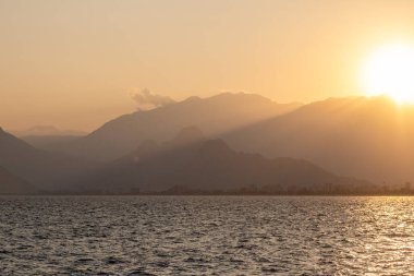 Türkiye 'nin Antalya kıyısı yakınlarındaki Akdeniz üzerinde güzel bir gün batımı.