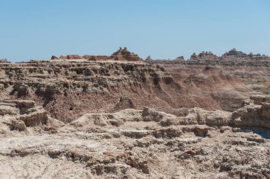 ABD 'nin Güney Dakota kentindeki Badlands Ulusal Parkı' nın kayalık manzarasından etkilenmiştir..