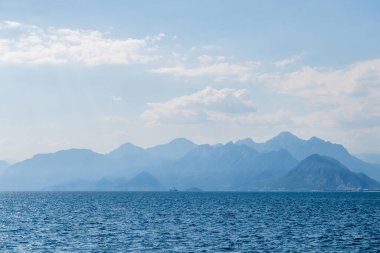 Türkiye 'nin Antalya kenti yakınlarındaki Meditteranian kıyı şeridini gösteren açık hava sahnesi.