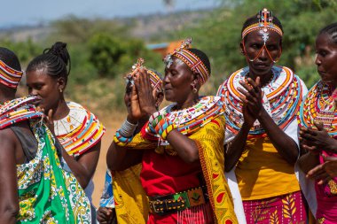 Archers Post, Kenya - 23 Temmuz 2024. Umoja Kadın Kültür Köyü 'nden bir grup kadın turistleri karşılıyor. Bu köy bir grup kadın tarafından kuruldu. Erkeklerin egemen olduğu şiddet olaylarından korunmak için.