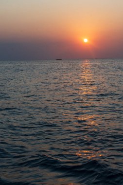 Güneş ufkun altına batarken nefes kesici bir Zanzibar gün batımı gökyüzünü altın rengine boyar ve sakin Hint Okyanusu 'nun üzerine sıcak bir parıltı saçar. Doğalar başka bir güne mükemmel bir elveda der