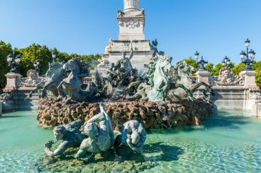 Bordeaux, Fransa - 26 Ağustos 2021. Bordeaux şehir merkezindeki tarihi bir çeşme anıtı olan Girondis Anıtı 'nın bir detayının yakın çekimi..