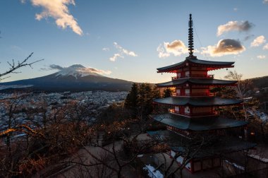 Shimoyoshida, Japonya - 27 Aralık 2019. Arka planda Fuji Dağı olan ünlü Chureito Pagoda 'nın dış çekimi..