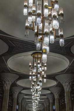 Özbekistan 'ın Taşkent kentindeki Mustakilik Maydoni metro istasyonunda güzel tavan lambalarının yakın çekimi.