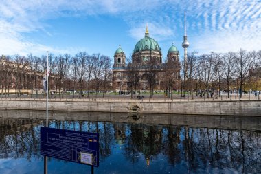Berlin, Almanya - 12 Kasım 2022. 19. yüzyıldan kalma bir katedral olan tarihi Berlinli Dom 'u gösteren dış sahne..