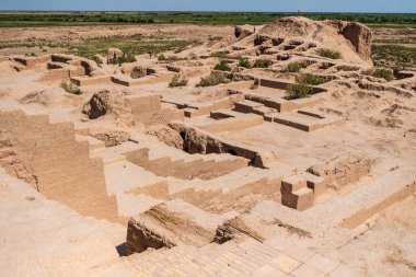 Elikqala Rayoni, Özbekistan - 30 Temmuz 2025. Tarihi Topraq-Kala bölgesini gösteren açık hava sahnesi. İpek yolu boyunca gelişen bir şehirden geriye kalan tek şey bu site..