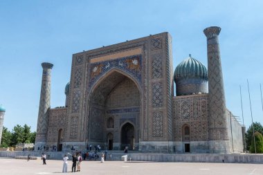 Semerkant Şehri, Özbekistan - 4 Ağustos 2025. Sherdor Madrasa 'nın tarihi Semerkant Meydanı' ndaki dış görünüşü.