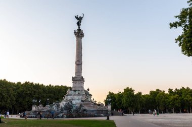 Bordeaux, Fransa - 26 Ağustos 2021. Geniş açılı çekim, Bordeaux şehir merkezindeki tarihi bir çeşme olan Girondis Anıtı 'nda gezinen insanları gösteriyor..