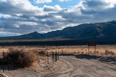 Joshua Tree Ulusal Parkı, Kaliforniya 'da, jeoloji turu yolu boyunca, hoş vadi alanından manzara.