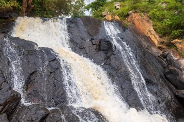 Kenya 'daki büyük yarık vadisi boyunca vahşi bir nehir ve şelale.