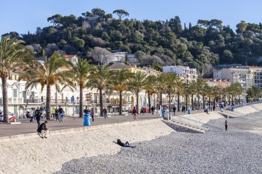 Nice, Fransa - 7 Ocak 2016 üzerinde. Avrupa'nın en güzel bentleri birini Promenade des Anglais üzerinde turist yürümek
