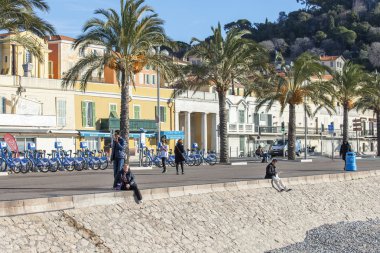 Nice, Fransa - 7 Ocak 2016 üzerinde. Avrupa'nın en güzel bentleri birini Promenade des Anglais üzerinde turist yürümek