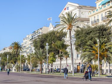 Nice, Fransa - 7 Ocak 2016 üzerinde. Avrupa'nın en güzel bentleri birini Promenade des Anglais üzerinde turist yürümek