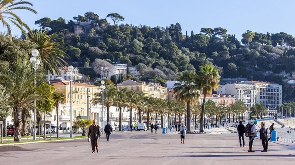 NICE, FRANCE - on JANUARY 7, 2016. Tourists walk on Promenade des Anglais, one of the most beautiful embankments of Europe — Stock Photo, Image
