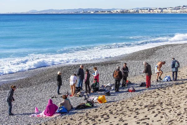 Nice, Francie - na 13 ledna 2016. Lidé mají odpočinout na městské pláži v zimě slunečný den — Stock fotografie