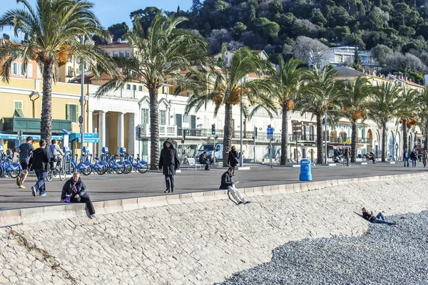 NICE, RANSKA - tammi 7, 2016. Turistit kävellä Promenade des Anglais, yksi kauneimmista pengerryksistä Euroopassa — kuvapankkivalokuva