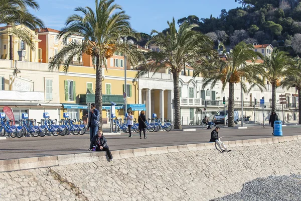 NICE, FRANCE - on JANUARY 7, 2016. Tourists walk on Promenade des Anglais, one of the most beautiful embankments of Europe — Stock Photo, Image