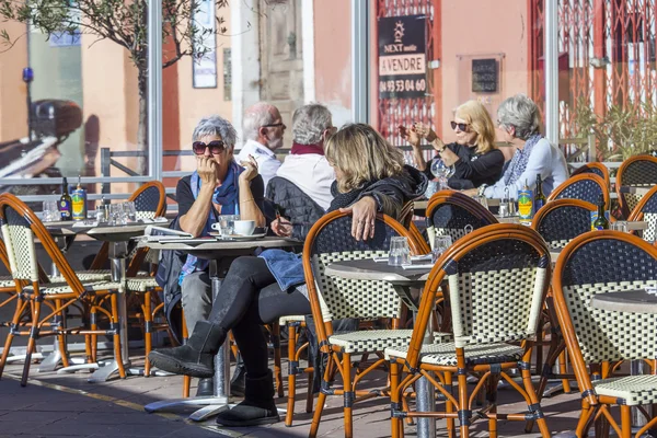 NICE, FRANÇA, em 13 de janeiro de 2016. Pequenas mesas de café de rua na Praça Cours Saleya. As pessoas comem e têm um resto no café — Fotografia de Stock