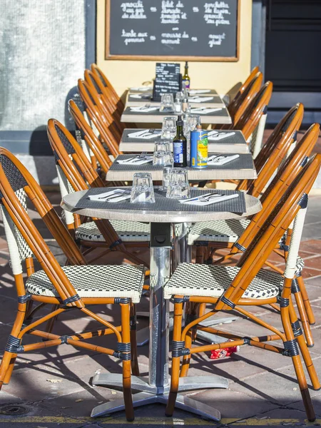 NICE, FRANCIA, il 13 GENNAIO 2016. Tavolini di street cafè su Cours Saleya Square . — Foto Stock