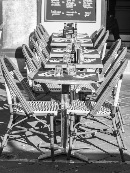 好，法国，在 2016 年 1 月 13 日。街边咖啡馆康 Saleya 广场上的小桌. — 图库照片
