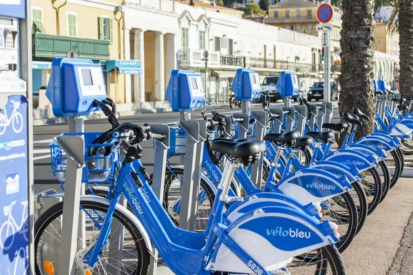 Nice, Frankrijk - op 13 januari, 2016.Point van de fietsverhuur van een van Veloblue over de Promenade des Anglais — Stockfoto