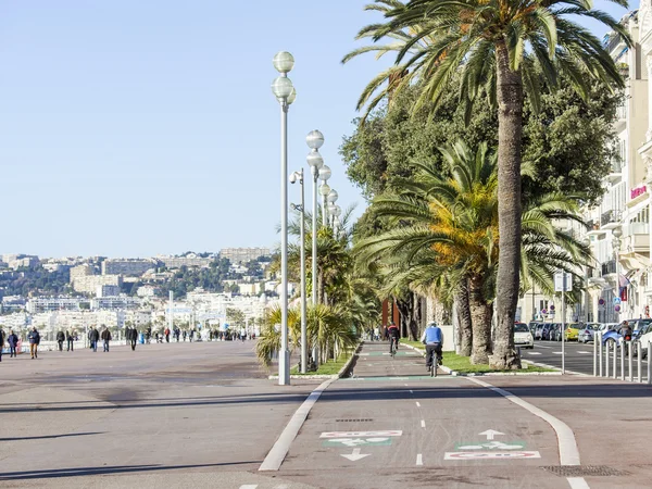 NICE, FRANCE, on JANUARY 13, 2016. A bicycle path on Promenade des Anglais. Winter day. — Stock Photo, Image