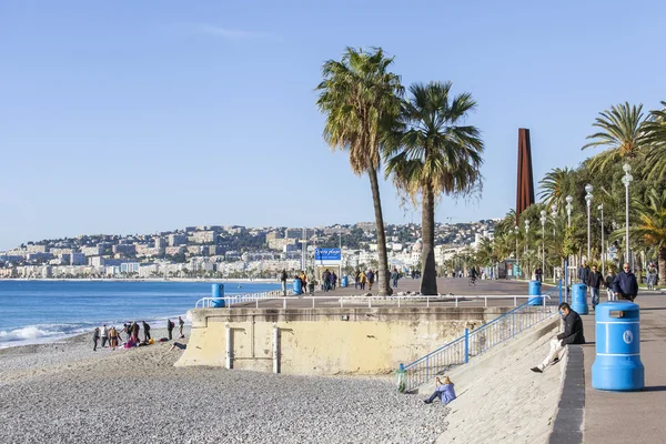 NICE, FRANCIA - el 13 de enero de 2016. Paisaje urbano. Vista del mar, la playa y Promenade des Anglais Embankment en el día soleado de invierno — Foto de Stock