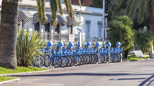 NICE, FRANCE - le 13 JANVIER 2016 Point d'une location de vélos de Veloblue sur la Promenade des Anglais — Photo