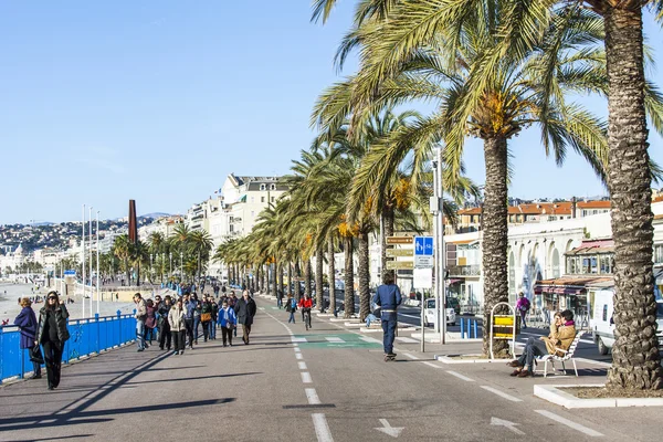 Nice, Frankrijk, op 13 januari 2016. Een fietspad op de Promenade des Anglais. Winterdag. — Stockfoto