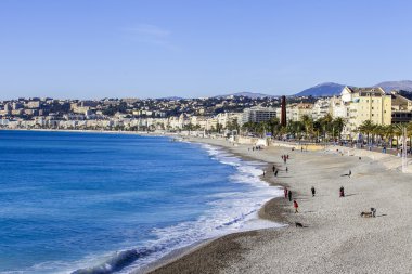 Nice, Fransa - 13 Ocak 2016 üzerinde. Şehir manzarası. Deniz, plaj ve Promenade des Anglais'e setin kış güneşli gün görünümü