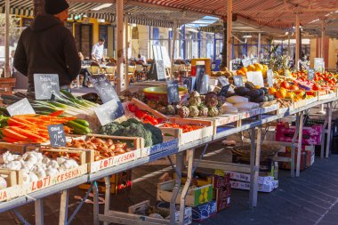 Güzel, Fransa, 7 Ocak 2016. Çeşitli sebze ve meyve Cours Saleya piyasada sayaçları