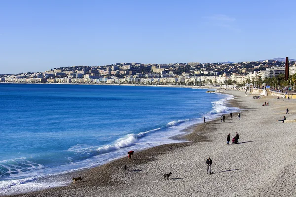 Nice, Frankrijk - op 13 januari 2016. Stad landschap. Uitzicht op een strand in de zonnige winterdag — Stockfoto