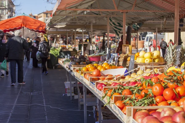 Niza, FRANCIA, en Enero 7, 2016. Contadores con varias verduras y frutas en el mercado de Cours Saleya —  Fotos de Stock