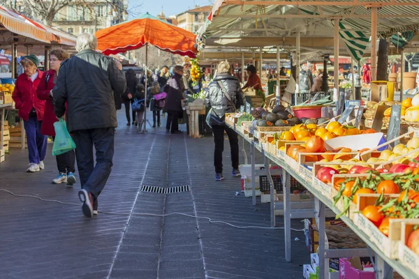 Nice, Francja, na 7 stycznia 2016 r. Liczniki z różnych warzyw i owoców na rynku Cours Saleya — Zdjęcie stockowe