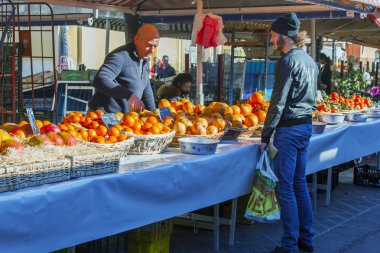 Güzel, Fransa, 7 Ocak 2016. Çeşitli sebze ve meyve Cours Saleya piyasada sayaçları