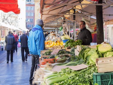 Güzel, Fransa, 7 Ocak 2016. Çeşitli sebze ve meyve Cours Saleya piyasada sayaçları