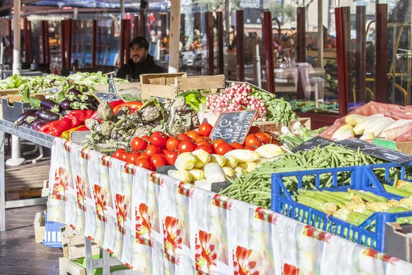 Nice, Francie, na 7 lednu 2016. Čítače s různé zeleniny a ovoce na trhu Cours Saleya — Stock fotografie