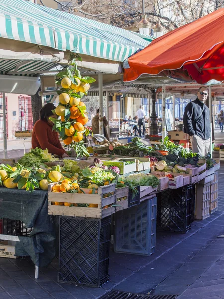 Nice, FRANÇA, em 7 de julho de 2016. Contadores com vários legumes e frutas no mercado Cours Saleya — Fotografia de Stock