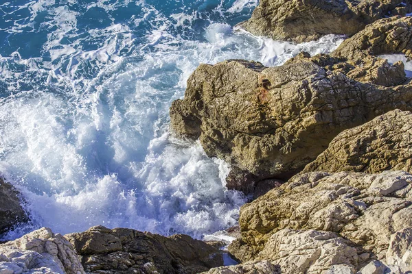 Paisaje marino. Ondas de tormenta y roca — Foto de Stock