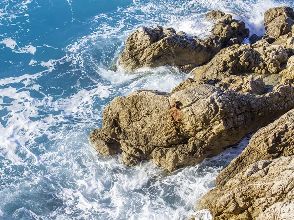 海の風景です。嵐の波と岩 — ストック写真