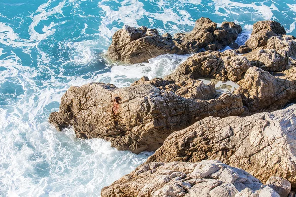 Paisaje marino. Ondas de tormenta y roca — Foto de Stock