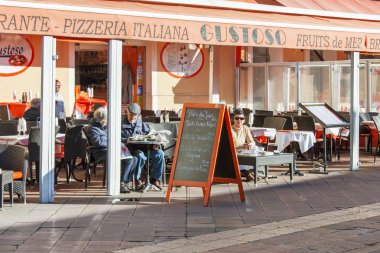 Güzel, Fransa, Tarih 13 Ocak 2016. Küçük tablolar Cours Saleya Meydanı sokak Cafe