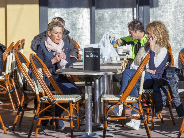 NICE, FRANÇA, em 13 de janeiro de 2016. Pequenas mesas de café de rua em Cours Saleya Square — Fotografia de Stock