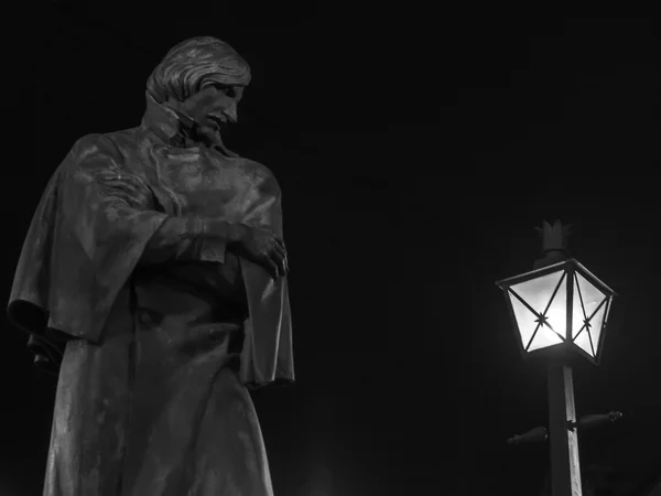 ПЕТЕРБУРГ, 11 ДЕКАБРЯ. Памятник Николаю Гоголю зажгли лампой. Ночной взгляд . — стоковое фото