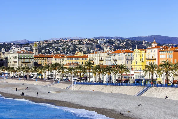 NICE, FRANCE, on JANUARY 13, 2016. A view of Promenade des Anglais and the seashore. Winter day. — Stock Photo, Image