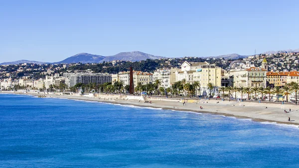 Niza, FRANCIA, el 13 de enero de 2016. Una vista de Promenade des Anglais y la orilla del mar. Día de invierno . — Foto de Stock