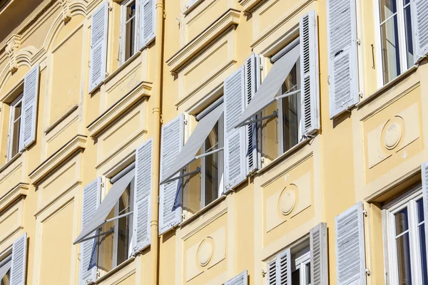 Ницца, Франция, 10 января 2016 года. Архитектурные детали типичных зданий — стоковое фото