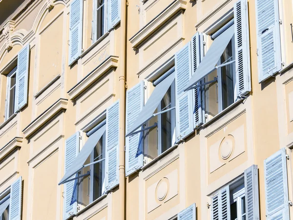 Niza, Francia, el 10 de enero de 2016. Detalles arquitectónicos de edificios típicos — Foto de Stock